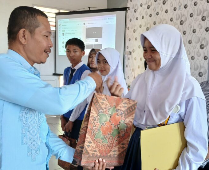 Penyerahan Buku Laporan Hasil Belajar Semester Genap Tahun Pelajaran 2024/2025 serta Pengumuman Juara Umum Pada Sumatif Akhir Tahun
